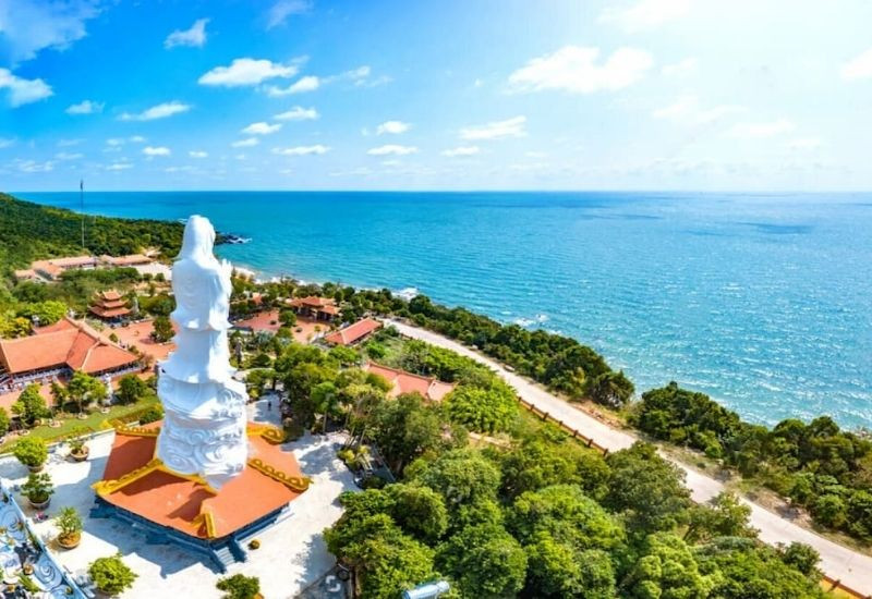 Toàn cảnh Thiền viện Trúc Lâm Hộ Quốc hướng biển xanh thanh tịnh