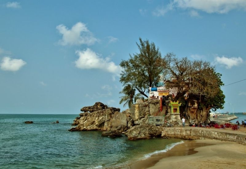 Dinh Cậu là điểm check-in nổi tiếng khi du lịch Phú Quốc
