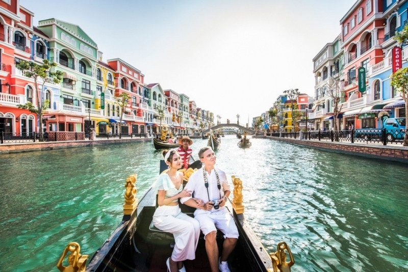 Du khách có thể trải nghiệm đi thuyền trên sông Venice tại Grand World Phú Quốc