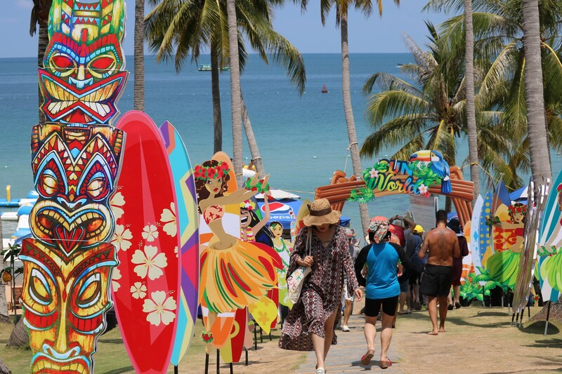 Lễ hội Hawaii cực sôi động và đông đúc