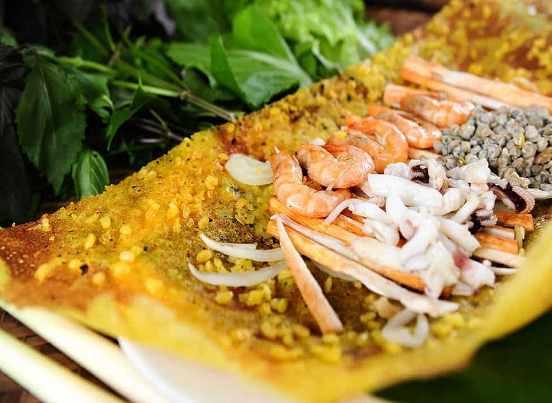 Bánh xèo hải sản hấp dẫn - món ngon không thể bỏ qua khi đến Long Hải.