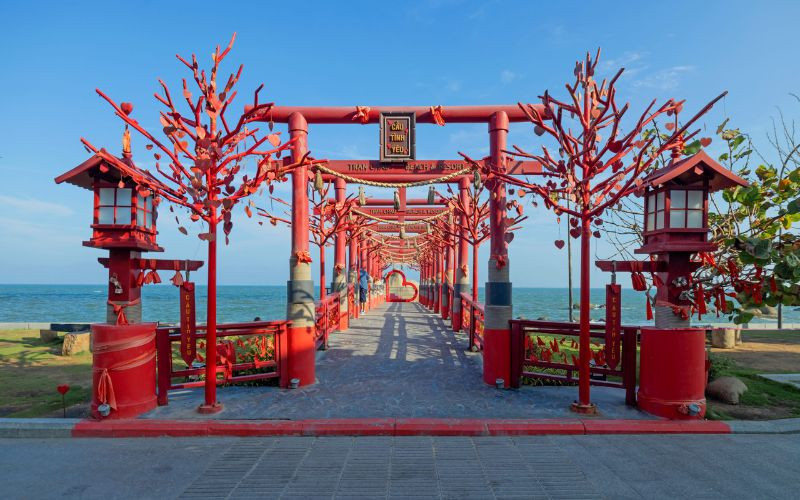 Cầu Đỏ Trân Châu Beach thu hút nhiều du khách ghé đến check-in 