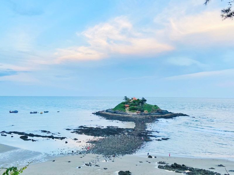 Check-in con đường rẽ biển Hòn Bà