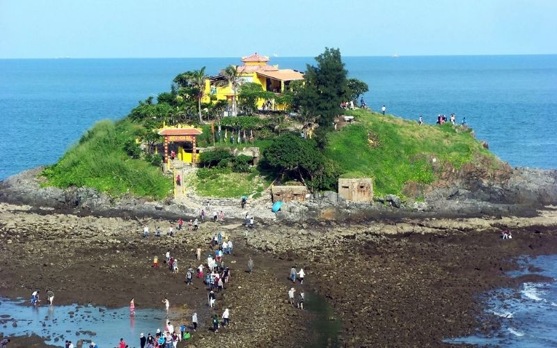 Du khách đi bộ trên con đường đá ra Hòn Bà Du khách đi bộ trên con đường đá ra Hòn Bà