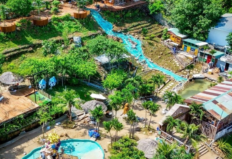 Không gian rộng lớn, bao phủ bởi cây xanh và đồng cỏ Không gian rộng lớn, bao phủ bởi cây xanh và đồng cỏ