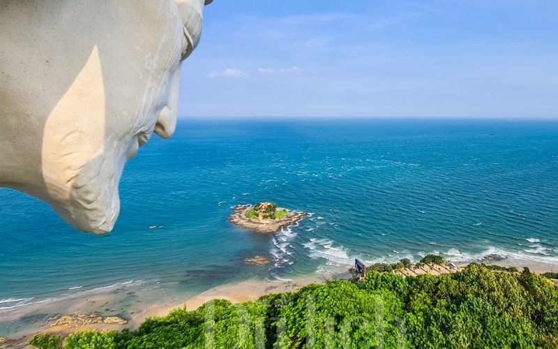 Toàn cảnh đảo Hòn Bà nhìn từ tượng Chúa Kitô Vũng Tàu Toàn cảnh đảo Hòn Bà nhìn từ tượng Chúa Kitô Vũng Tàu