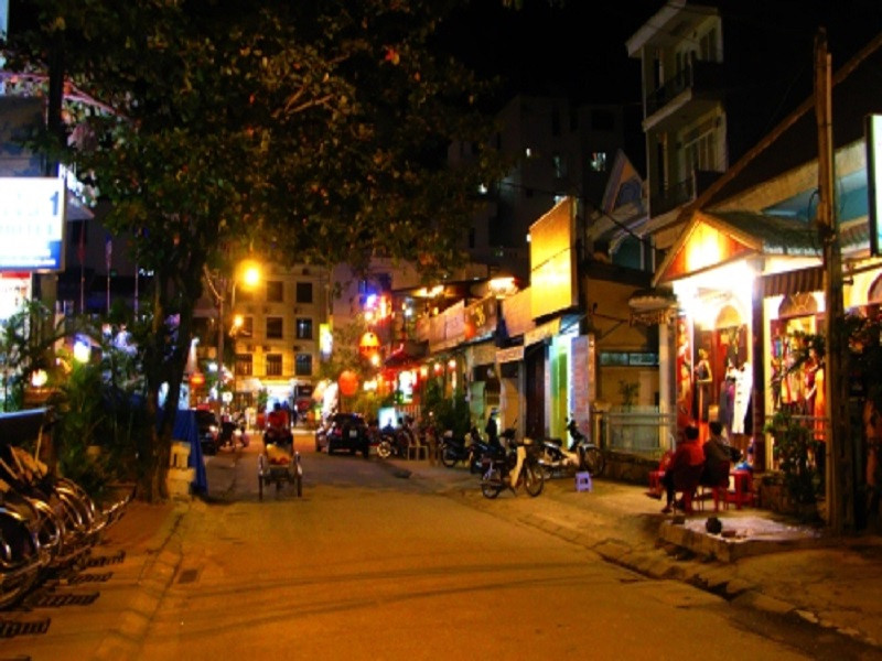 Cùng tìm hiểu với chúng tôi về khu phố Tây sôi động, nơi tụ tập của những người nước ngoài sống và làm việc tại Việt Nam. Hình ảnh sẽ cho bạn cảm giác như đang khám phá một thế giới đầy màu sắc và đa dạng văn hóa.