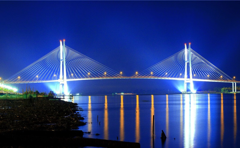 Cầu Mỹ Thuận lên đèn lung linh về đêm 