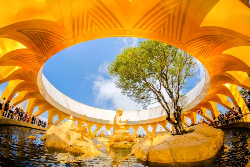 Nên đến chiêm bái vào sáng sớm hoặc lúc hoàng hôn