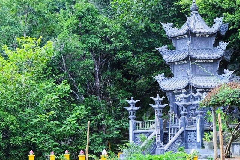 Núi Chứa Chan cao 837m, nổi tiếng với chùa Gia Lào Núi Chứa Chan cao 837m, nổi tiếng với chùa Gia Lào (Ảnh: Sưu tầm)