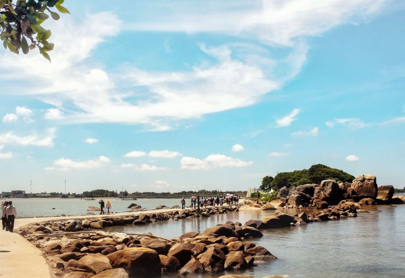 Hòn Đá Bạc nổi tiếng ở Cà Mau