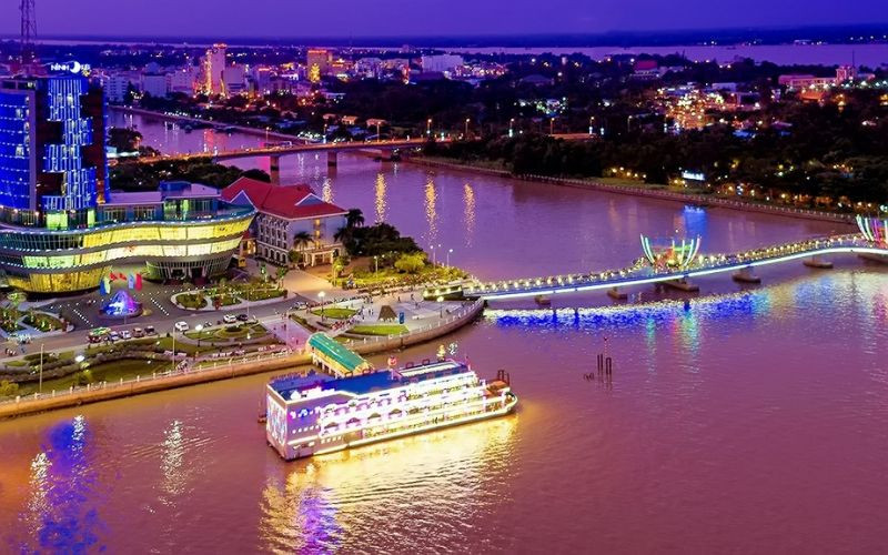 Ngắm cảnh thành phố trên du thuyền trong tour Cần Thơ hè
