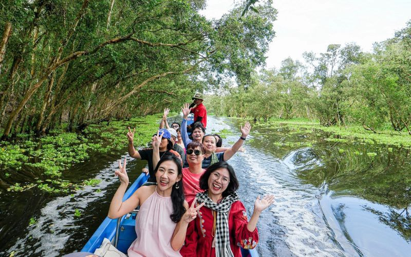 Khi tham quan thì không thể không di chuyển bằng xuồng