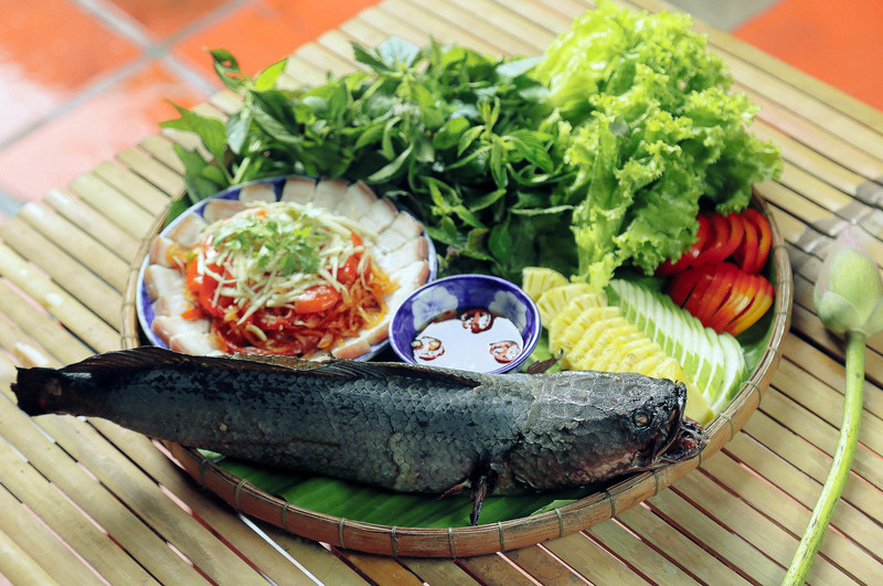 Món cá lóc nướng được chế biến tại khu du lịch sinh thái miền tây Phù Sa