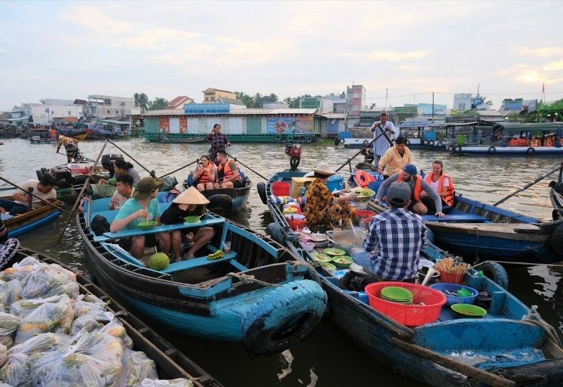Khung cảnh nhộn nhịp của chợ nổi Cái Răng vào buổi sáng sớm Khung cảnh nhộn nhịp của chợ nổi Cái Răng vào buổi sáng sớm