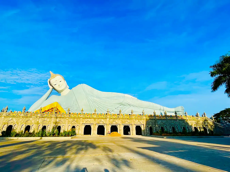 Bức tượng Phật lớn nhất Việt Nam tại chùa Som Rong 