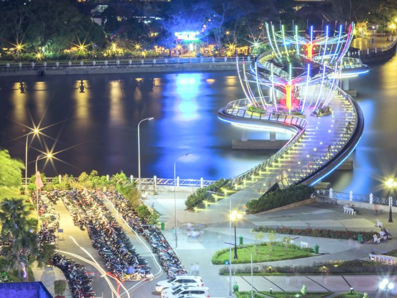 Bến Ninh Kiều với cầu đi bộ nổi bật