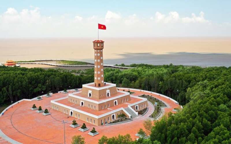 Cột cờ Hà Nội nằm trong công viên văn hóa Mũi Cà Mau 