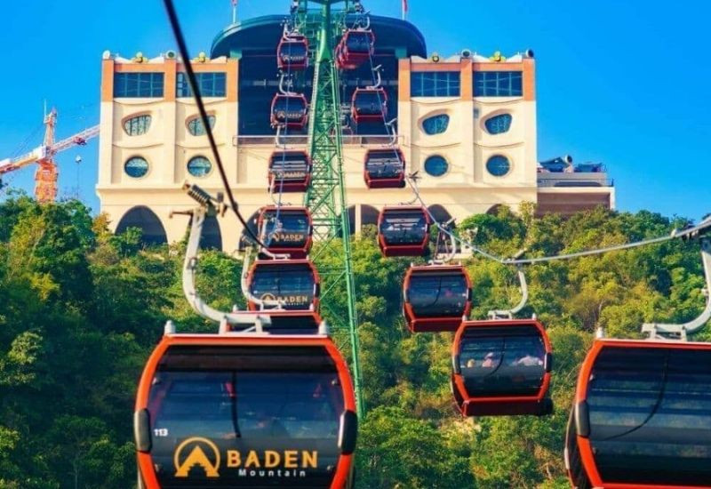 Du khách lên đỉnh núi bằng cáp treo