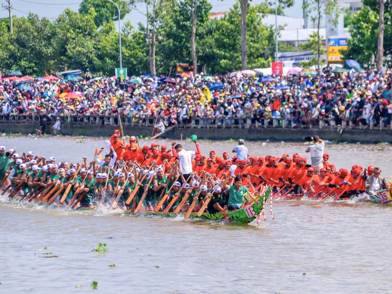 Không khí đua ghe ngo vô cùng sôi nổi Không khí đua ghe ngo vô cùng sôi nổi