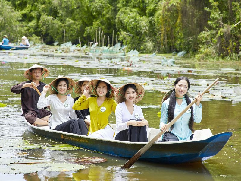 Mặc áo bà ba chèo xuồng ba lá miền Tây Mặc áo bà ba chèo xuồng ba lá miền Tây