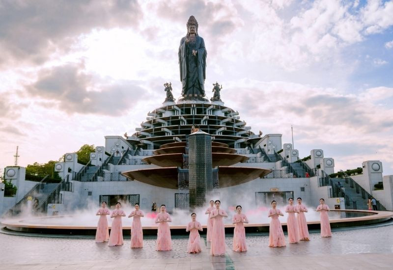 Múa truyền thống diễn ra xuyên suốt dịp Tết dưới chân tượng Phật Bà Tây Bổ Đà Sơn