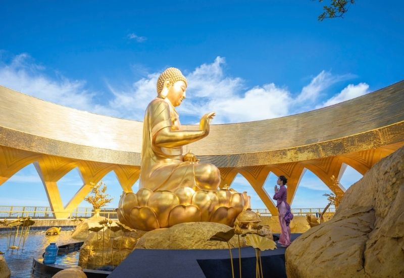 Tượng Phật Câu Na Hàm Mâu Ni giữa thác Ưu Đàm