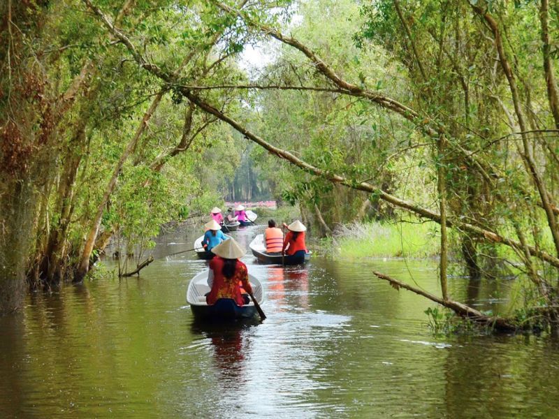 Đi xuồng qua các kênh rạch