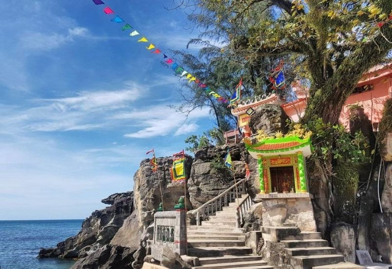 Dinh Cậu nhìn ra biển Phú Quốc, điểm tham quan hút khách dịp Tết