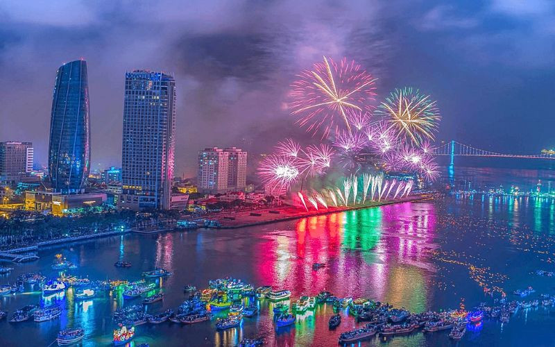 Trời đêm thành phố rực rỡ trong sắc pháp hoa 