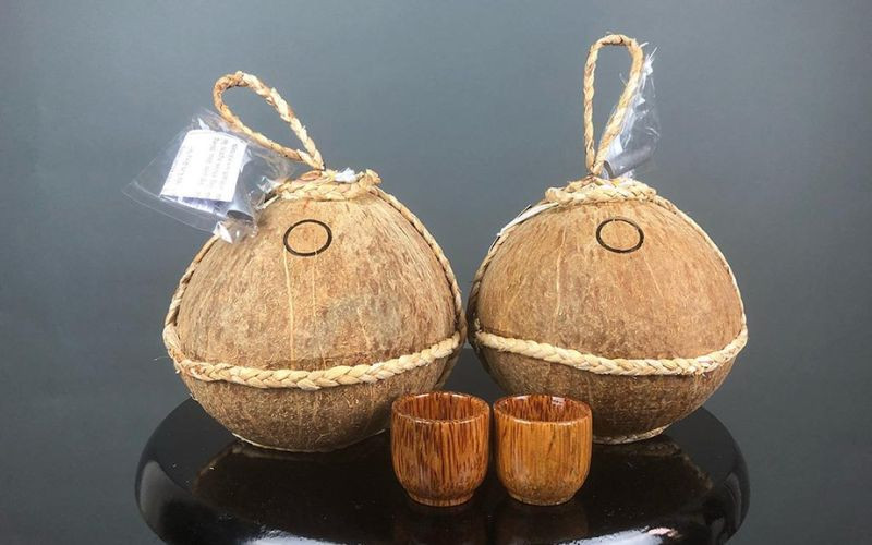 Rượu dừa là đặc sản của bán đảo Sơn Trà không thể bỏ lỡ