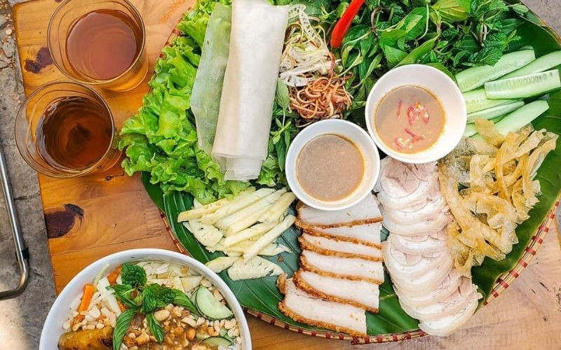 Bánh tráng cuốn thịt heo là món ăn không thể bỏ lỡ
