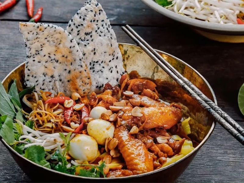 Thưởng thức Mì Quảng tại Đà Nẵng