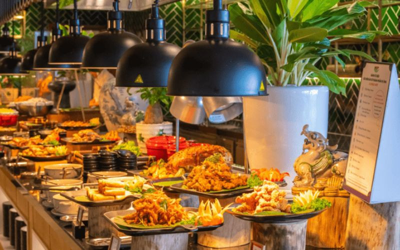 Thưởng thức buffet tại Bà Nà Hills