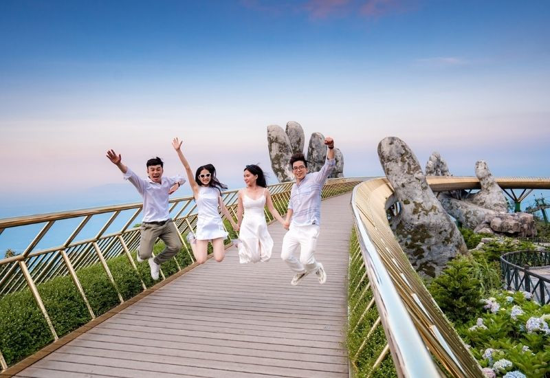 Check in Cầu Vàng