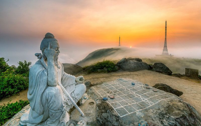 Đỉnh Bàn Cờ là điểm du lịch nổi tiếng tại bán đảo Sơn Trà