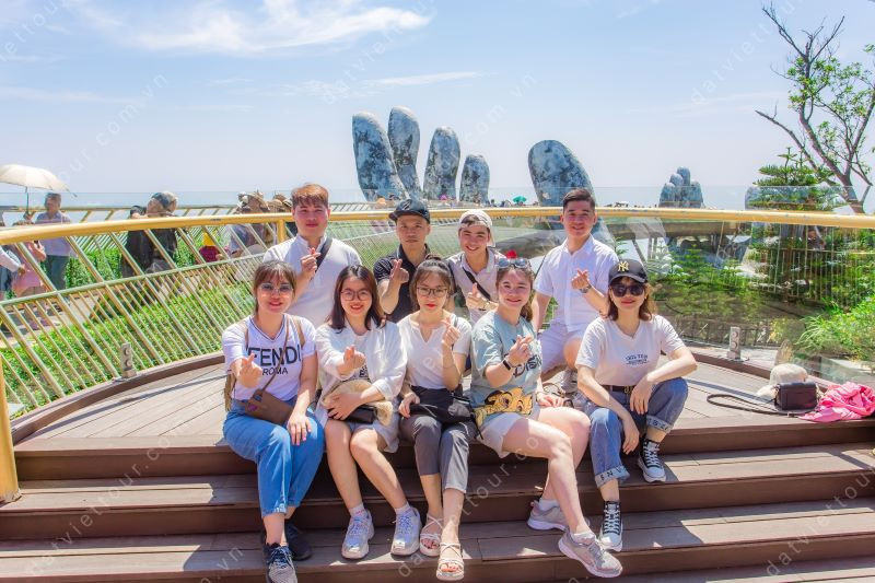 Du khách tham gia tour du lịch Đà Nẵng cùng Đất Việt Tour
