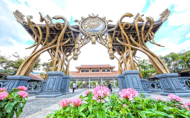 Khởi đầu hành trình khám phá với công trình kiến trúc bề thế 