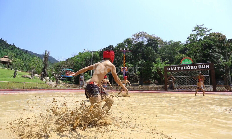 Đấu trường bùn Núi Thần Tài