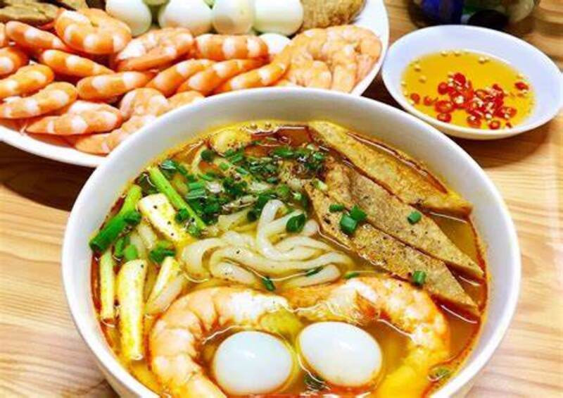 Bánh canh chả cá là món ăn đặc sản của đảo Phú Quý