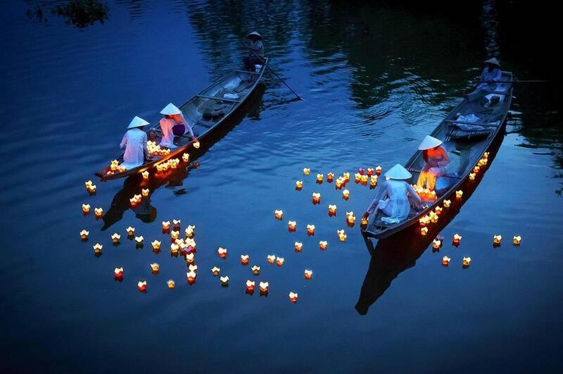 Thả đèn hoa đăng trên sông