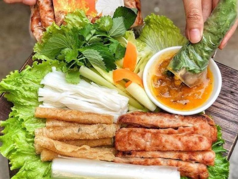 Món nem nướng Nha Trang cuốn cùng bánh tráng chiên giòn.