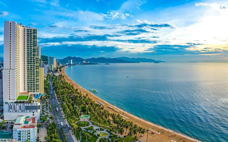 Đường bờ biển dài hơn 7km với dáng cong, nước trong, cát mịn