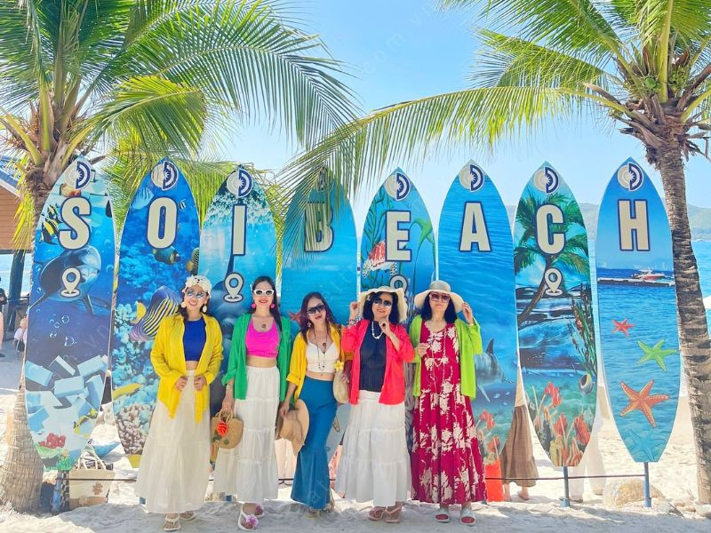 Đoàn khách check - in Bãi Sỏi Nha Trang