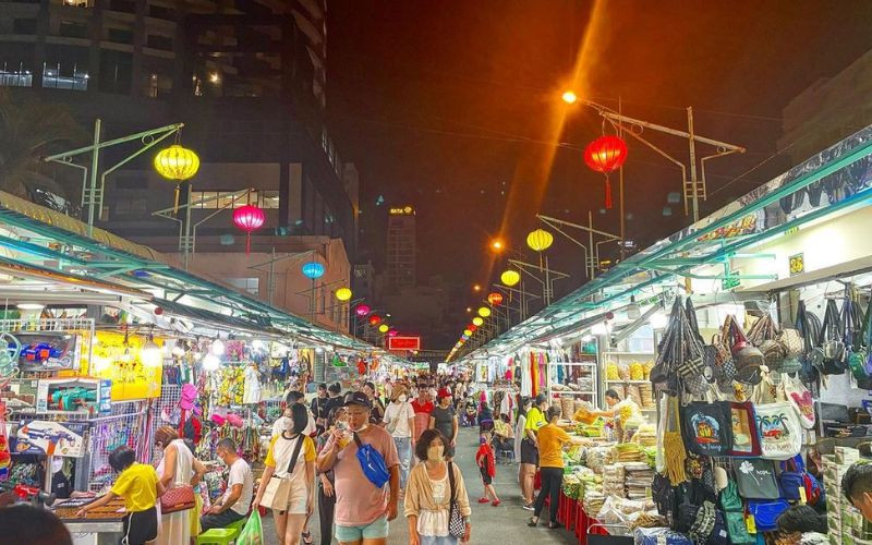 Chợ đêm Nha Trang tấp nập du khách ghé thăm
