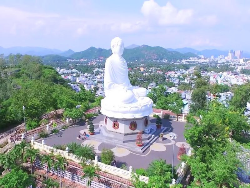 Chùa Long Sơn – Điểm dừng tâm linh và ngắm cảnh tuyệt vời