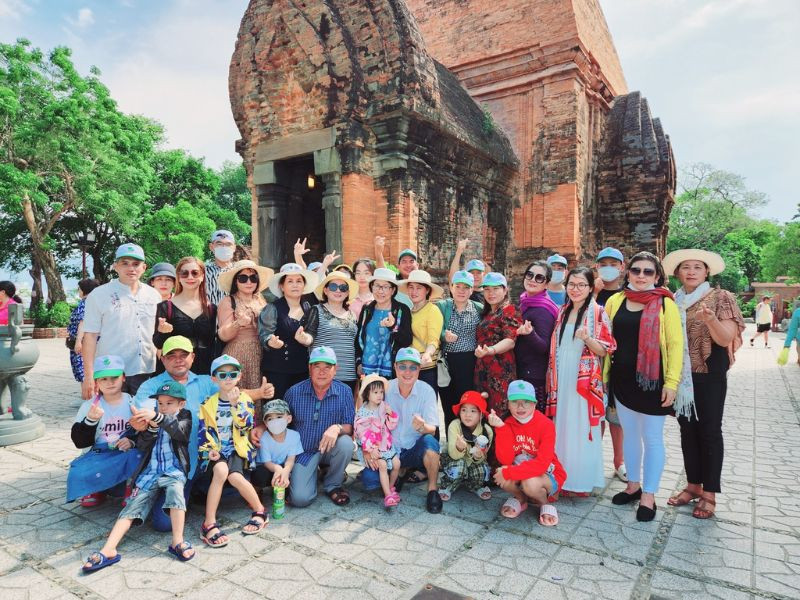 Đoàn khách Đất Việt Tour tham quan Nha Trang 