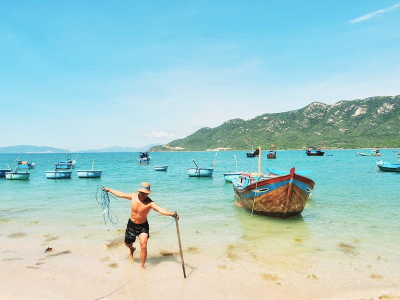 Hình ảnh con thuyền neo đậu trên bờ biển xanh