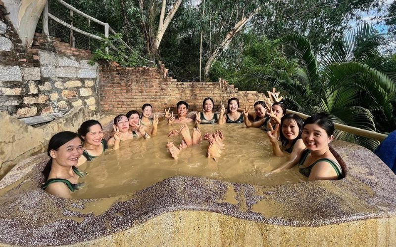 Tour du lịch Nha Trang mùa hè - Tắm bùn tại Suối khoáng nóng Tháp Bà