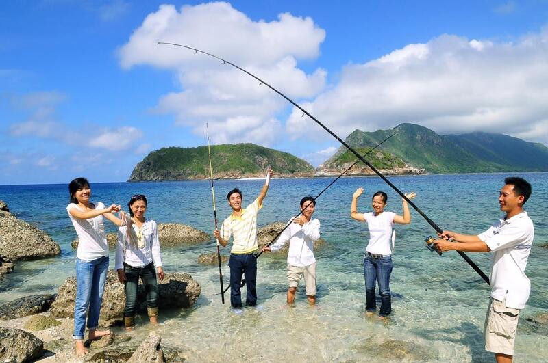 Hoạt động câu cá trên đảo Sẻ Tre